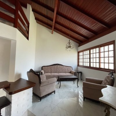 Casa em Condomínio com 250m², 3 quartos, 1 suíte, 2 garagens, no bairro Sambaqui em Florianópolis