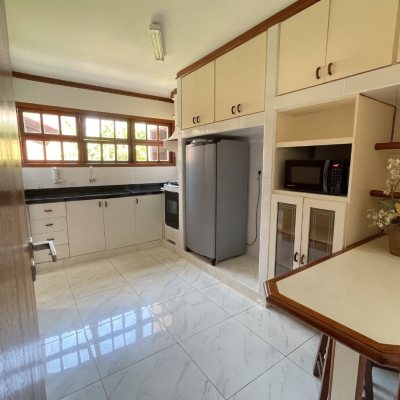 Casa em Condomínio com 250m², 3 quartos, 1 suíte, 2 garagens, no bairro Sambaqui em Florianópolis