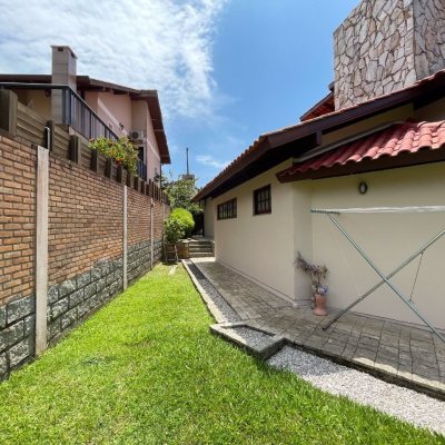 Casa em Condomínio com 250m², 3 quartos, 1 suíte, 2 garagens, no bairro Sambaqui em Florianópolis