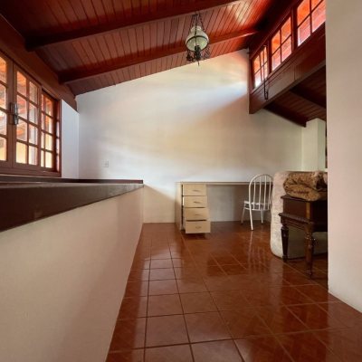 Casa em Condomínio com 250m², 3 quartos, 1 suíte, 2 garagens, no bairro Sambaqui em Florianópolis