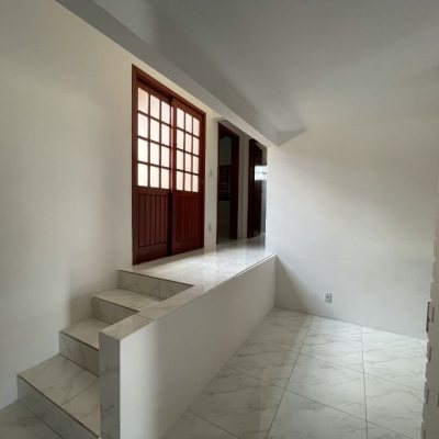 Casa em Condomínio com 250m², 3 quartos, 1 suíte, 2 garagens, no bairro Sambaqui em Florianópolis