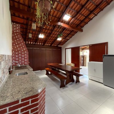 Casa em Condomínio com 250m², 3 quartos, 1 suíte, 2 garagens, no bairro Sambaqui em Florianópolis