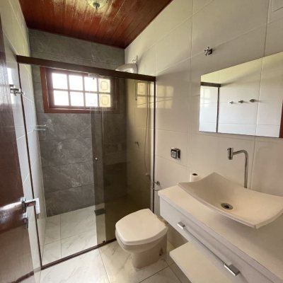 Casa em Condomínio com 250m², 3 quartos, 1 suíte, 2 garagens, no bairro Sambaqui em Florianópolis