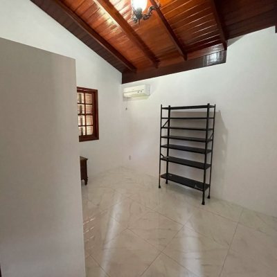 Casa em Condomínio com 250m², 3 quartos, 1 suíte, 2 garagens, no bairro Sambaqui em Florianópolis