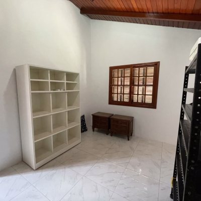 Casa em Condomínio com 250m², 3 quartos, 1 suíte, 2 garagens, no bairro Sambaqui em Florianópolis