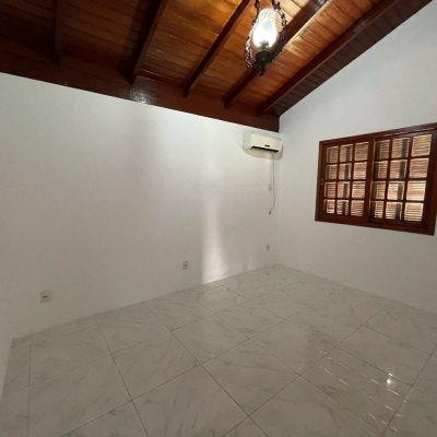 Casa em Condomínio com 250m², 3 quartos, 1 suíte, 2 garagens, no bairro Sambaqui em Florianópolis