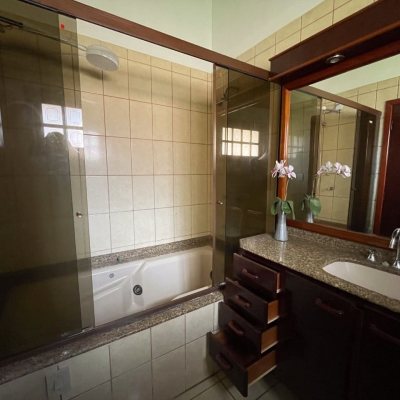 Casa em Condomínio com 250m², 3 quartos, 1 suíte, 2 garagens, no bairro Sambaqui em Florianópolis