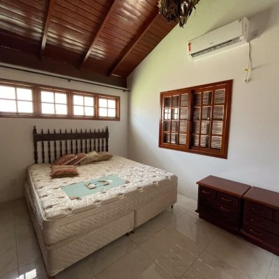 Casa em Condomínio com 250m², 3 quartos, 1 suíte, 2 garagens, no bairro Sambaqui em Florianópolis