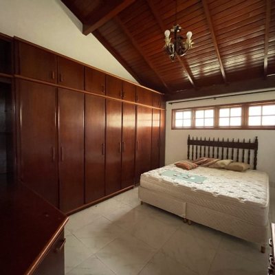 Casa em Condomínio com 250m², 3 quartos, 1 suíte, 2 garagens, no bairro Sambaqui em Florianópolis