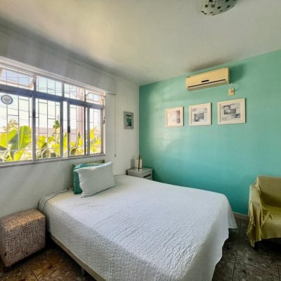 Casa Residencial com 240m², 3 quartos, 1 suíte, 3 garagens, no bairro Ipiranga em São José