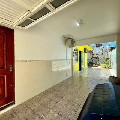 Casa Residencial com 240m², 3 quartos, 1 suíte, 3 garagens, no bairro Ipiranga em São José