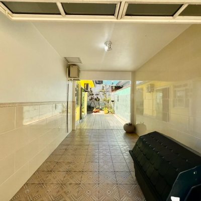 Casa Residencial com 240m², 3 quartos, 1 suíte, 3 garagens, no bairro Ipiranga em São José