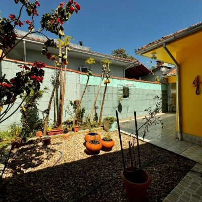 Casa Residencial com 240m², 3 quartos, 1 suíte, 3 garagens, no bairro Ipiranga em São José