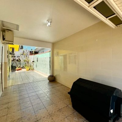 Casa Residencial com 240m², 3 quartos, 1 suíte, 3 garagens, no bairro Ipiranga em São José