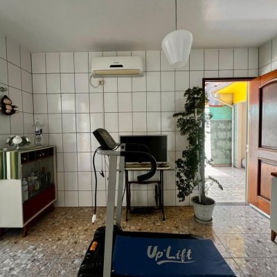 Casa Residencial com 240m², 3 quartos, 1 suíte, 3 garagens, no bairro Ipiranga em São José