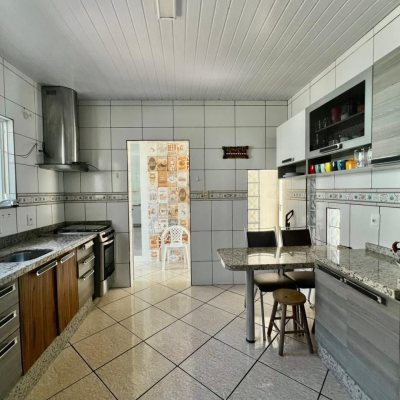 Casa Residencial com 240m², 3 quartos, 1 suíte, 3 garagens, no bairro Ipiranga em São José