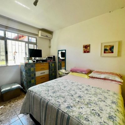 Casa Residencial com 240m², 3 quartos, 1 suíte, 3 garagens, no bairro Ipiranga em São José