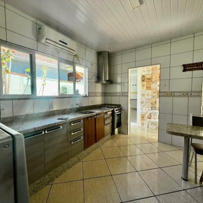 Casa Residencial com 240m², 3 quartos, 1 suíte, 3 garagens, no bairro Ipiranga em São José