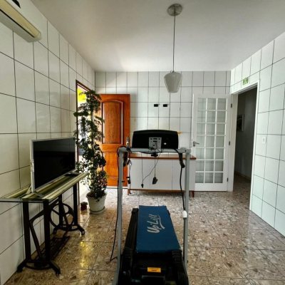 Casa Residencial com 240m², 3 quartos, 1 suíte, 3 garagens, no bairro Ipiranga em São José