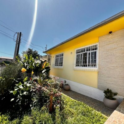 Casa Residencial com 240m², 3 quartos, 1 suíte, 3 garagens, no bairro Ipiranga em São José