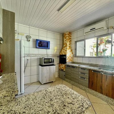 Casa Residencial com 240m², 3 quartos, 1 suíte, 3 garagens, no bairro Ipiranga em São José