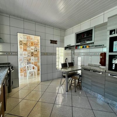 Casa Residencial com 240m², 3 quartos, 1 suíte, 3 garagens, no bairro Ipiranga em São José