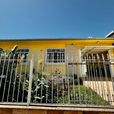 Casa Residencial com 240m², 3 quartos, 1 suíte, 3 garagens, no bairro Ipiranga em São José