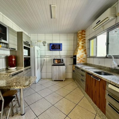 Casa Residencial com 240m², 3 quartos, 1 suíte, 3 garagens, no bairro Ipiranga em São José