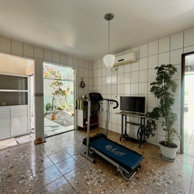 Casa Residencial com 240m², 3 quartos, 1 suíte, 3 garagens, no bairro Ipiranga em São José