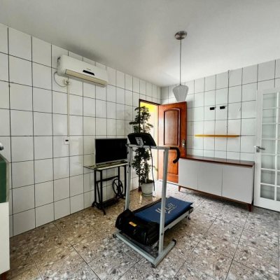 Casa Residencial com 240m², 3 quartos, 1 suíte, 3 garagens, no bairro Ipiranga em São José