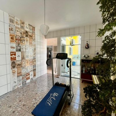 Casa Residencial com 240m², 3 quartos, 1 suíte, 3 garagens, no bairro Ipiranga em São José