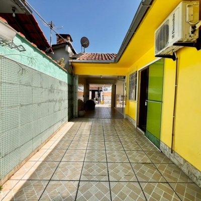 Casa Residencial com 240m², 3 quartos, 1 suíte, 3 garagens, no bairro Ipiranga em São José