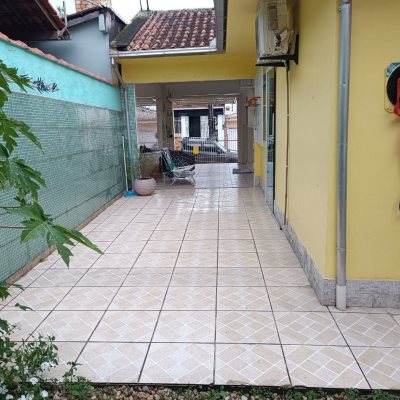 Casa Residencial com 240m², 3 quartos, 1 suíte, 3 garagens, no bairro Ipiranga em São José