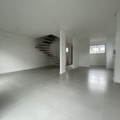 Casa em Condomínio com 96m², 3 quartos, 1 suíte, 2 garagens, no bairro Morro Das Pedras em Florianópolis