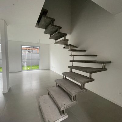 Casa em Condomínio com 96m², 3 quartos, 1 suíte, 2 garagens, no bairro Morro Das Pedras em Florianópolis