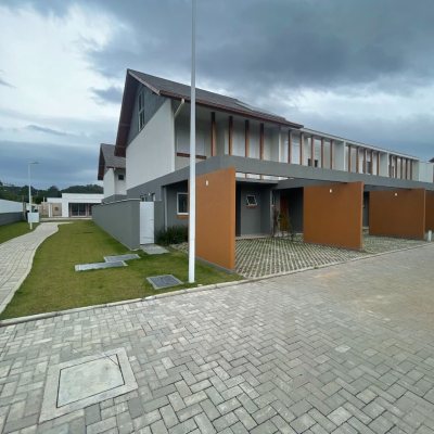 Casa em Condomínio com 96m², 3 quartos, 1 suíte, 2 garagens, no bairro Morro Das Pedras em Florianópolis