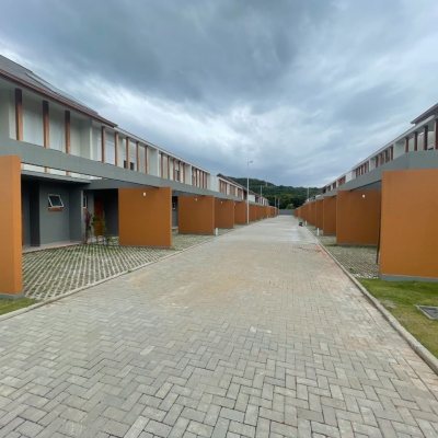 Casa em Condomínio com 96m², 3 quartos, 1 suíte, 2 garagens, no bairro Morro Das Pedras em Florianópolis