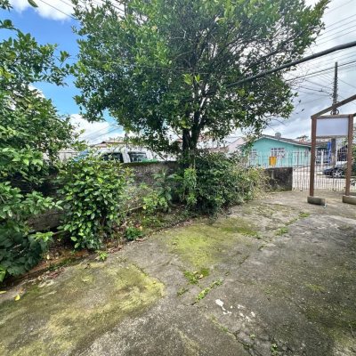 Casa Residencial com 42m², 3 quartos, 2 suítes, 4 garagens, no bairro Forquilhinhas em São José