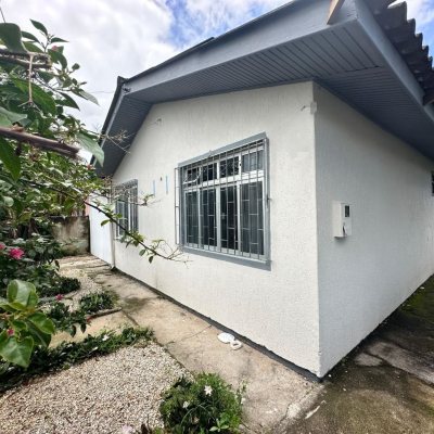 Casa Residencial com 42m², 3 quartos, 2 suítes, 4 garagens, no bairro Forquilhinhas em São José