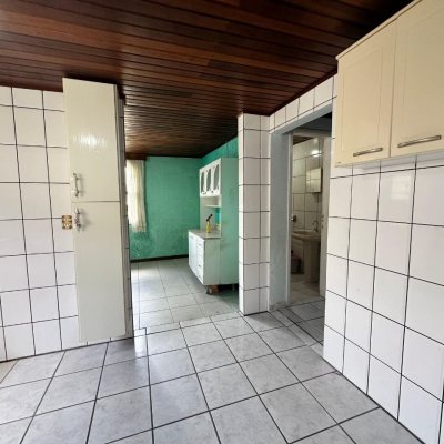 Casa Residencial com 42m², 3 quartos, 2 suítes, 4 garagens, no bairro Forquilhinhas em São José