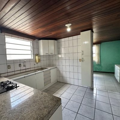Casa Residencial com 42m², 3 quartos, 2 suítes, 4 garagens, no bairro Forquilhinhas em São José