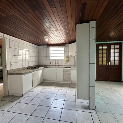 Casa Residencial com 42m², 3 quartos, 2 suítes, 4 garagens, no bairro Forquilhinhas em São José