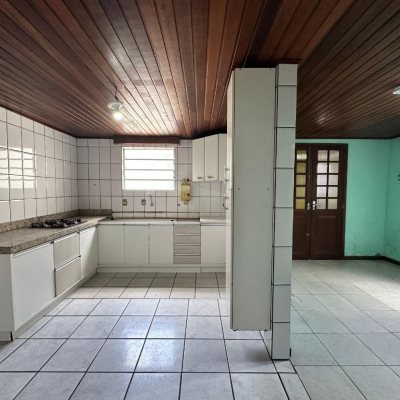 Casa Residencial com 42m², 3 quartos, 2 suítes, 4 garagens, no bairro Forquilhinhas em São José