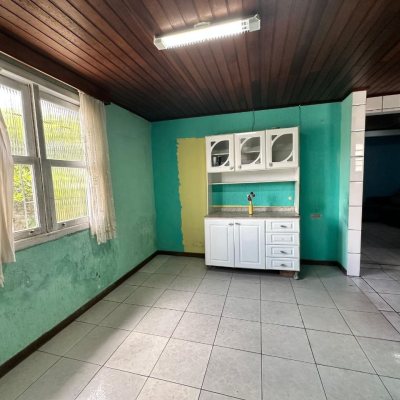 Casa Residencial com 42m², 3 quartos, 2 suítes, 4 garagens, no bairro Forquilhinhas em São José