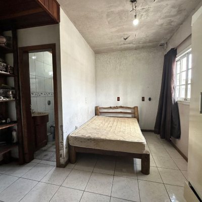 Casa Residencial com 42m², 3 quartos, 2 suítes, 4 garagens, no bairro Forquilhinhas em São José