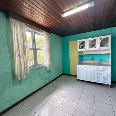 Casa Residencial com 42m², 3 quartos, 2 suítes, 4 garagens, no bairro Forquilhinhas em São José