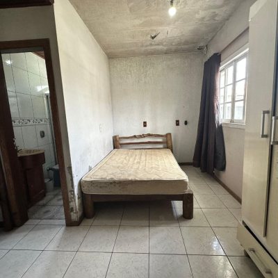 Casa Residencial com 42m², 3 quartos, 2 suítes, 4 garagens, no bairro Forquilhinhas em São José
