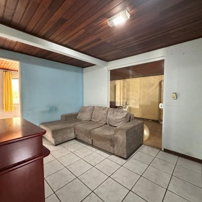 Casa Residencial com 42m², 3 quartos, 2 suítes, 4 garagens, no bairro Forquilhinhas em São José