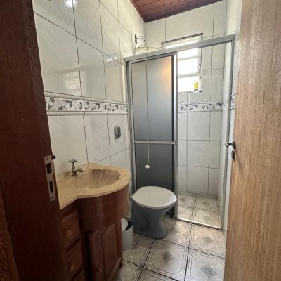 Casa Residencial com 42m², 3 quartos, 2 suítes, 4 garagens, no bairro Forquilhinhas em São José