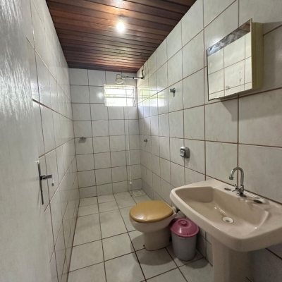 Casa Residencial com 42m², 3 quartos, 2 suítes, 4 garagens, no bairro Forquilhinhas em São José